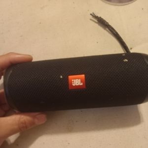 Jbl flip 5 speaker a year-old in good condition has a long lasting battery